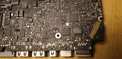 Macbook A1278 nie ładuje - jak sprawdzić ładowarkę i baterię?