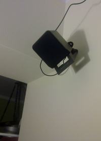 Bezinwazyjny montaż na ścianie plastikowych głośników 5.1