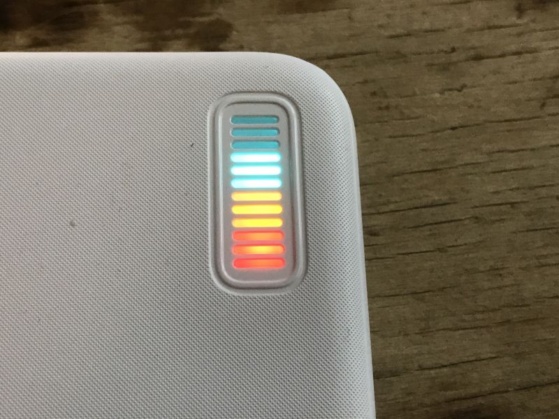Kolorowy wskaźnik na powerbanku.