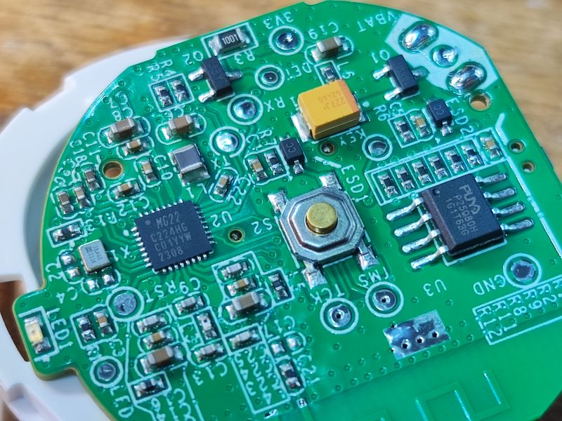 Zdjęcie pokazuje wnętrze urządzenia Sonoff SNZB-01P z widoczną płytką PCB i komponentami elektronicznymi.