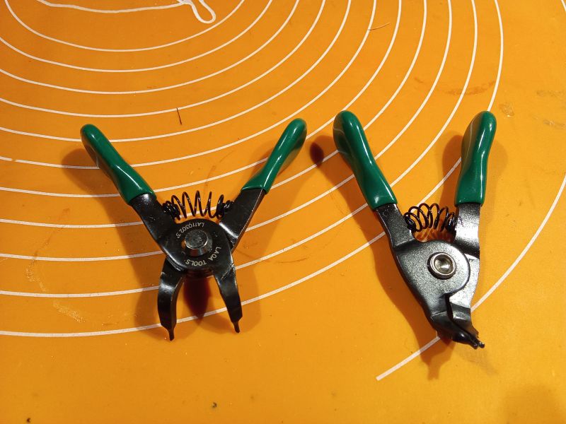 Szczypce do pierścieni Segera na pomarańczowej macie