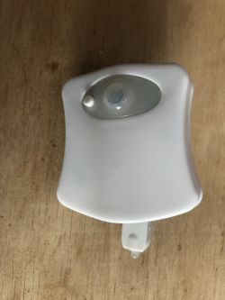 Lampka LED do toalety z czujnikiem ruchu - testy i przymusowa naprawa