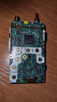 Płytka drukowana radia Yaesu VX-2R po zdjęciu obudowy, widok z góry