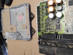 Zdjęcie rozebranego sterownika z widoczną korozją na aluminiowej obudowie oraz elementach elektronicznych.