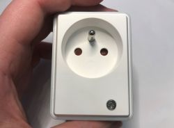 Internal components and firmware update for the Ucomen PA-FRH-01SW2 smart plug with energy metering