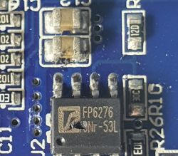 Zbliżenie na układ scalony FP6276 na niebieskiej płytce PCB.