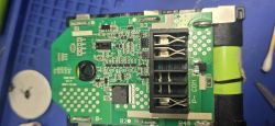 Płytka BMS z oznaczeniem diody 2227 CZ przy złączu COM-P na zielonym PCB