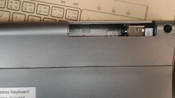 Komora baterii bezprzewodowej klawiatury z odbiornikiem USB.