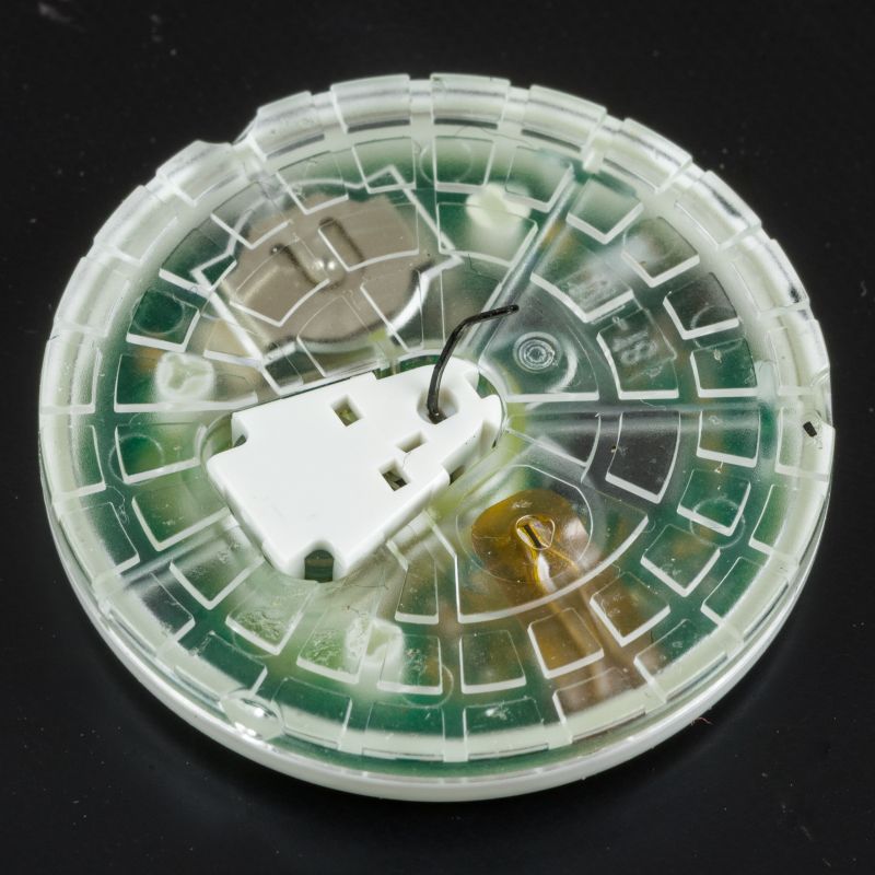 Beschädigter Libre 2 Sensor Beschädigter Libre 2 Glukoseüberwachungssensor mit sichtbaren internen Komponenten.
