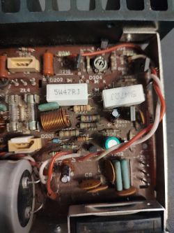 Zbliżenie na wnętrze wzmacniacza z widocznymi elementami elektronicznymi.