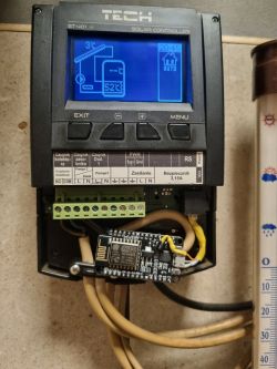 Sterownik Tech ST-401N z wyświetlaczem i podłączonym modułem ESP8266.