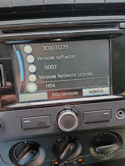 Car infotainment screen showing software and hardware version information in Italian