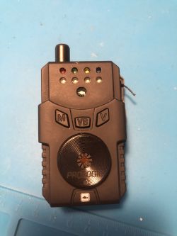 Miejsce podłączenia antenki w sygnalizatorze brań Prologic SMX MKII - instrukcje i zdjęcia