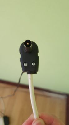 Jak estetycznie ukryć kabel koncentryczny od TV naziemnej podczas remontu?