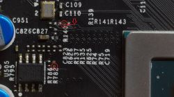 Zbliżenie na płytę główną MSI GTX 970 z zaznaczonymi miejscami uszkodzonych ścieżek.