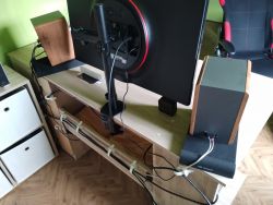 Ustawienie głośników EDIFIER R1280DB na biurku - wpływ akustyki pomieszczenia