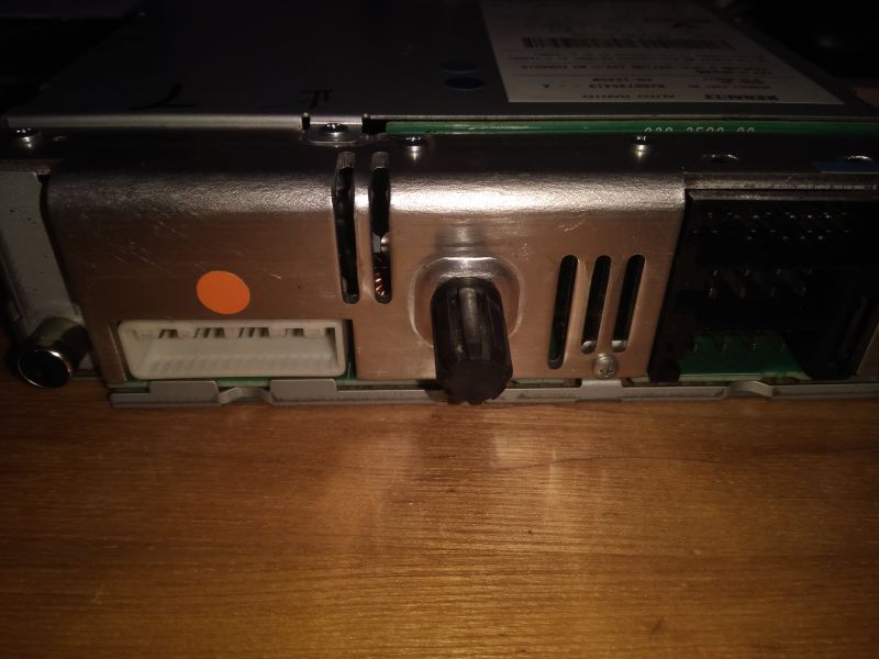 Laguna II 2006 - problemy z radiem Cabasse: trzaski i brak dźwięku FM