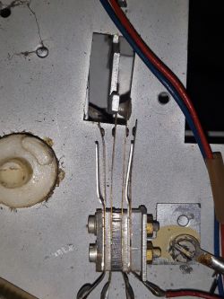Więcejprzelączników z podłączeniem kabli i mechanizmem w urządzeniu elektronicznym.