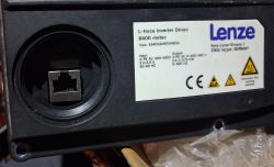 Zbliżenie na port RJ45 i etykietę falownika Lenze 8400 motec