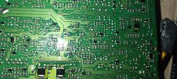 Zbliżenie na zieloną płytkę PCB z gęstą siecią ścieżek i elementów lutowanych