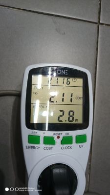 Miernik elektryczny pokazujący zużycie energii i koszt w trybie gotowości.