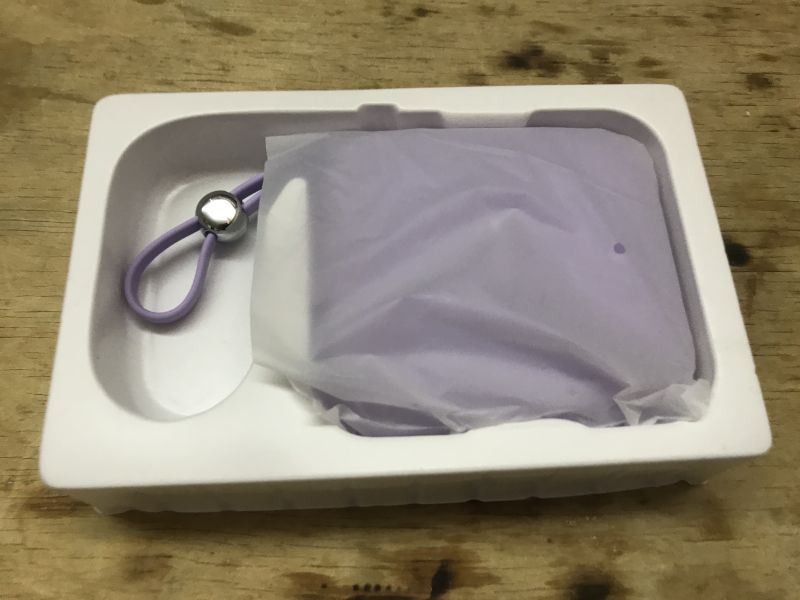 Fioletowy powerbank w pudełku z białą wyściółką.