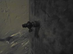 Funkcja mosiężnego zaworka i manometru w zbiorniku hydroforowym