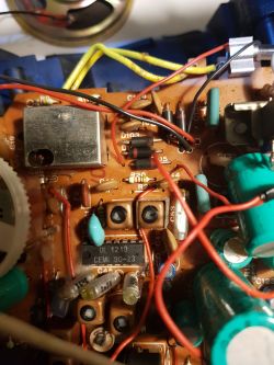 Radiomagnetofon ZRK RM-121A - oderwał się jeden z przewodów Radiomagnetofon ZRK RM-121A - oderwał się jeden z przewodów