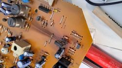 Płyta elektroniczna z przypalonym obszarem przy tranzystorze Q735 i brakującą diodą Zenera D735.
