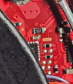 Zbliżenie na płytę główną laptopa Asus, pokazujące elementy elektroniczne.
