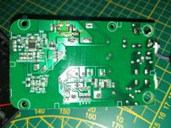 Zbliżenie na zieloną płytkę drukowaną z elementami elektronicznymi i ścieżkami.