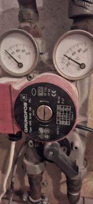 Pompa GRUNDFOS i termometry instalacji CO Pompa obiegowa GRUNDFOS z dwoma termometrami pokazującymi około 40°C