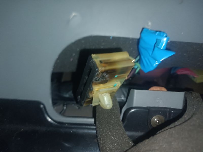 Do czego służą kostki w Chevrolet Lacetti (J200) przy zegarach?