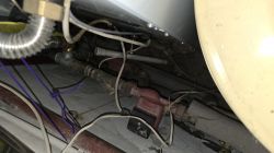 Rury i złącza hydrauliczne pod kotłem.