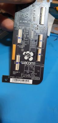 Mocno zbliżony widok na płytkę drukowaną Wacom z wieloma złączami i logo.