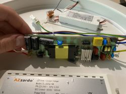 Lampa sufitowa LED ciągle się włącza oraz wyłącza