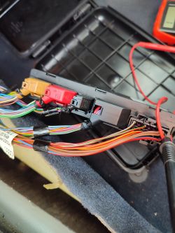 Moduł samochodowy z podłączonymi wiązkami kabli w różnych kolorach