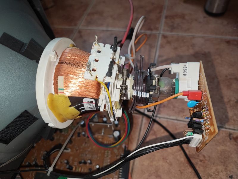 Wnętrze telewizora kineskopowego Daewoo K14C5GT, widoczne elementy elektroniczne, cewka anodowa i przewody.