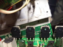 Zbliżenie na płytkę drukowaną z tranzystorami Toshiba A1941