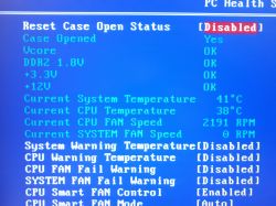 Ekran ustawień BIOS z informacjami o stanie systemu i temperaturach.