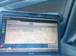 Laptop z podłączonym interfejsem diagnostycznym wyświetlający prędkości z czujników kół w samochodzie Audi A6 (C6).