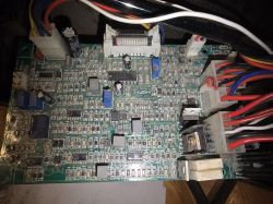 Płytka elektroniczna MIGomatu z różnymi komponentami elektronicznymi.
