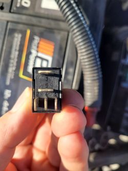 Zdjęcie złącza przekaźnika z oznaczeniami 2, 3, 4, i 5.