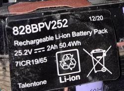 Odkurzacz Bosch z zregenerowaną baterią na ogniwach Sony: czerwona dioda i grzejąca się dioda prosto