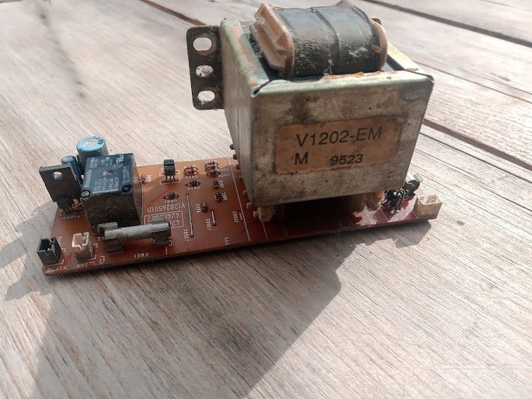 Transformator V1202-EM na płytce drukowanej z elementami elektronicznymi