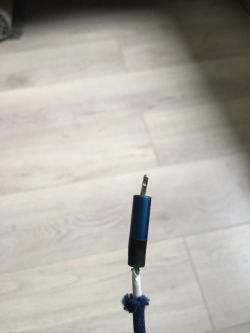 Uszkodzony przewód do iPhone marki BASEUS z wystającymi kablami