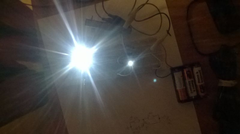 Dioda w układzie czujnika zmierzchu na tranzystorze NPN ledwo świeci. Dioda w układzie czujnika zmierzchu na tranzystorze NPN ledwo świeci.