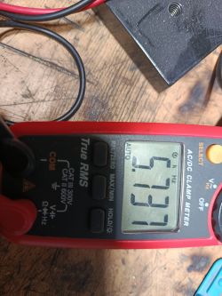 Wyświetlacz miernika pokazujący częstotliwość 5737 Hz (5,737 kHz)