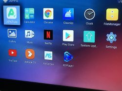 Ekran główny przystawki Android TV z ikonami aplikacji, m.in. Youtube, Netflix, Chrome, Play Store oraz APKPure.