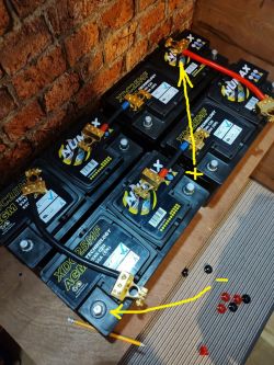 Jak prawidłowo połączyć 4 akumulatory 12V na 24V?